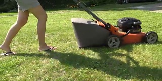 用割草机关闭女性劳动花园。割草