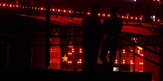 在《深夜》中，两个认不出来的男人在赌场入口处交谈