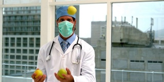 戴面具的医生耍绿苹果
