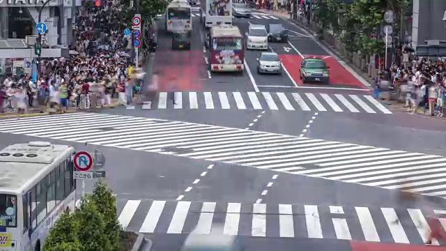 东京,日本。白天人们在夜晚走过涩谷的时间