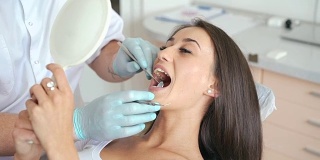 在牙医诊所做检查的女人