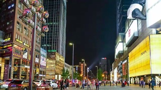 中国成都夜晚繁忙的街景。视频素材模板下载