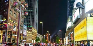 中国成都夜晚繁忙的街景。