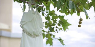 白色婚纱挂在衣服上供衣架使用。近距离