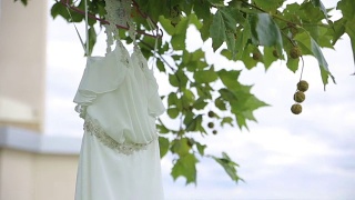 白色婚纱挂在衣服上供衣架使用。近距离视频素材模板下载