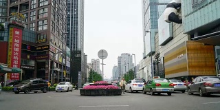 位于中国四川省会成都市中心的大型购物中心。