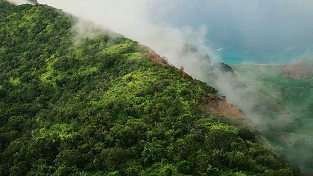 鸟瞰图飞过丛林山峰，纳帕里海岸考艾岛