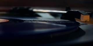 黑胶唱片开始在转盘上播放。