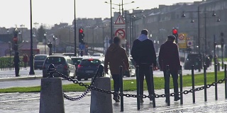 三个男性朋友走在大街上，城市生活，城市交通的路上
