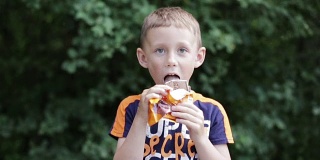 男孩吃冰淇淋