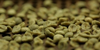 煮咖啡的过程。被搅动的咖啡豆