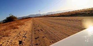 在沙漠的土路上行驶时，相机被安装在一辆汽车的后面