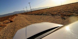 汽车在沙漠中行驶。在沙漠道路上行驶时，摄像头安装在汽车天花板上