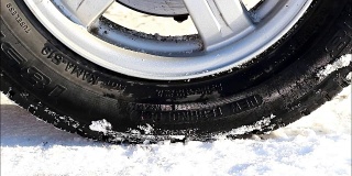 汽车的轮子在雪地里打滑