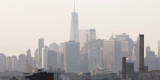 日落时分，烟雾弥漫的纽约世贸中心天际线