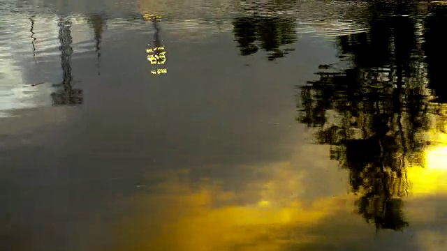 天空和云朵在池塘里与鸭子倒影的时间流逝