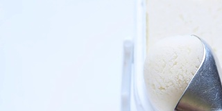 香草冰淇淋从容器勺子中舀出是一个球