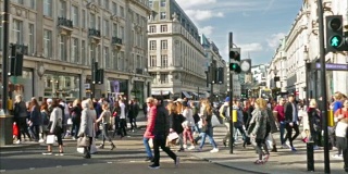 穿过牛津街的行人。牛津广场，繁忙的摄政街十字路口，