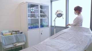 护士从储物柜拿医疗用品视频素材模板下载