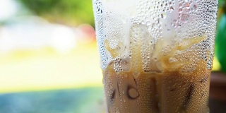 水滴在装着冰咖啡的塑料杯上