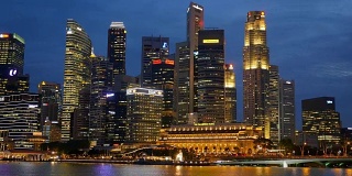 新加坡夜间摩天大楼的摇摄