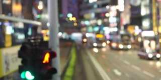 香港的汽车在行驶。人们在晚上过马路和走马路