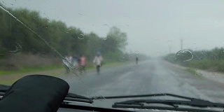 汽车雨刷正在清除车上的雨水