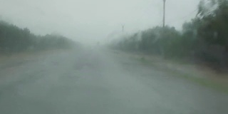 一辆车在大雨中行驶