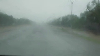 一辆车在大雨中行驶视频素材模板下载