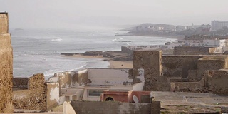 屋顶上的麦地那与海洋背景在Essaouira，摩洛哥