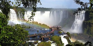游客在阿根廷和巴西边境的伊瓜苏瀑布