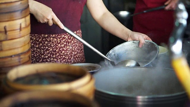 蒸点心，竹制托盘，不同层次的传统中国食物