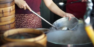 蒸点心，竹制托盘，不同层次的传统中国食物