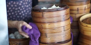 蒸点心，竹制托盘，不同层次的传统中国食物