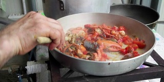 准备龙虾和番茄在平底锅里做意大利面食