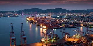 韩国釜山，日以继夜的集装箱码头