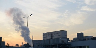有烟囱和烟囱的工厂。工厂排放的空气污染，全球变暖的概念。