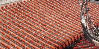 中国橙色琉璃瓦屋顶的建筑俯视图细节