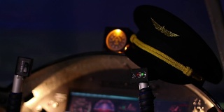 飞行员制服帽躺在驾驶舱，从事航空职业，飞行训练