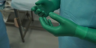 外科医生在准备手术时戴上手套