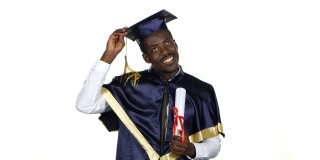 毕业后获得学位和学位帽。白色