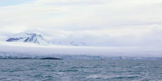 北极巨大冰川的缓慢移动