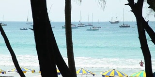 国王杯赛舟会。泰国普吉岛卡塔海滩。游艇、海滩和海上的遮阳板。