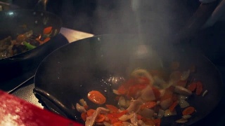 锅做饭。亚洲烹饪食物。厨师用平底锅煮蔬菜视频素材模板下载