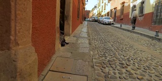 斯坦尼康镜头的鹅卵石街道圣米格尔德阿连德墨西哥