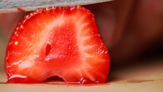 厨师切草莓视频素材模板下载