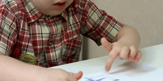 小男孩在画手指画