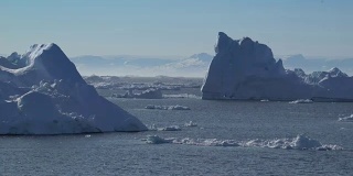北冰洋上格陵兰岛伊卢利萨特的巨大冰山