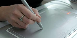 一名女子用笔、平板电脑、数字化仪和触控笔作画