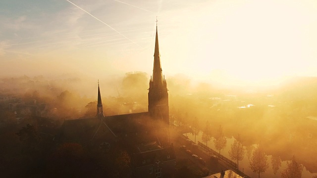 镜头飞向一座迷雾笼罩的教堂